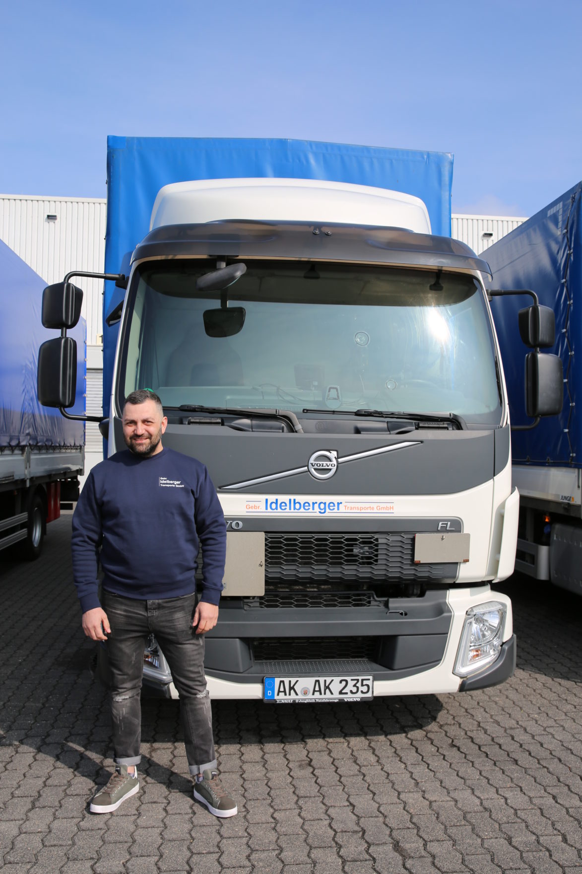 Fahrer vor einem Lastwagen der Gebr. Idelberger Transporte GmbH