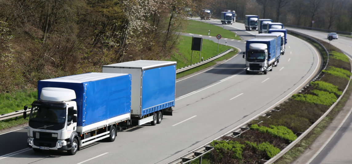 Zwei Lastzüge auf der Autobahn