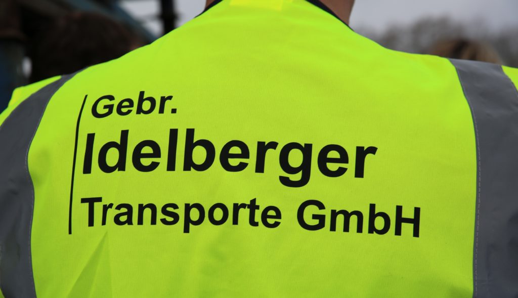 Warnweste mit dem Firmenschriftzug